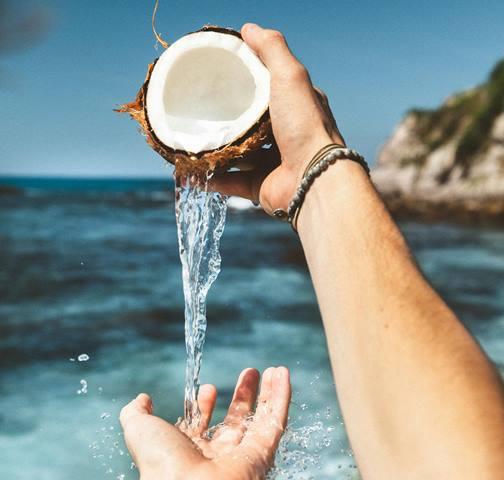Kebanyakan minum air kelapa juga tak baik. Simak efeknya. (Foto: Ilustrasi/Dok. Unsplash.com)