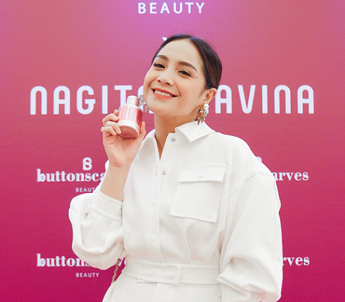 Nagita Slavina brand ambassador Buttonscarves Beauty Eau de Parfum. (Foto: Dok. Istimewa)