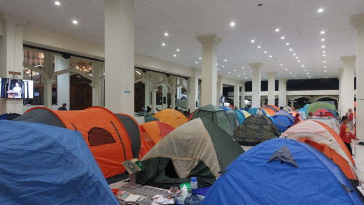 Iktikaf Ramadan, Tenda Warna Warni Hiasi Masjid Raya Habiburrahman Bandung