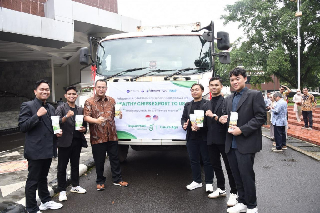 Rektor IPB Arif Satria melepas ekspor produk Healthy Chips dari PT Export Tani Nusantara (Future Agri). DOK IPB