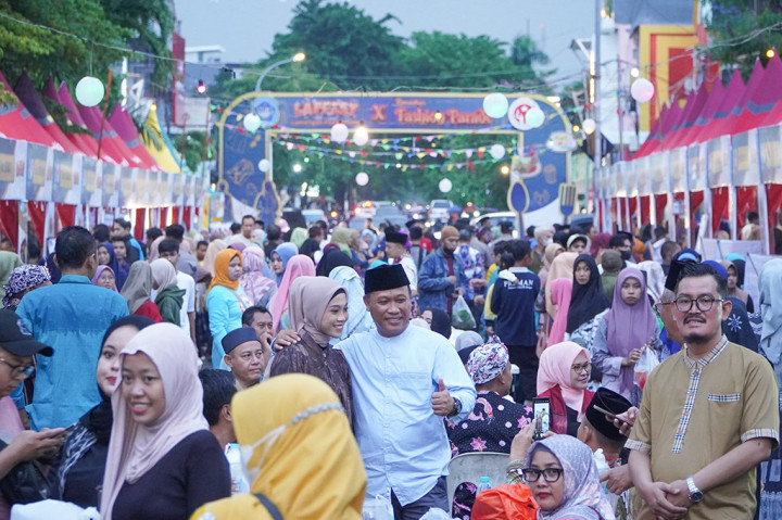 Gerakkan Perekonomian, Lamongan Gelar Laffest X Ramadan Fashion Parade