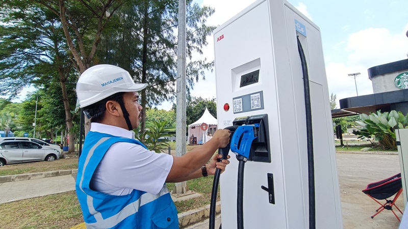 Yonathan Erastus, Manager Unit Lapangan (ULP) PLN Cirebon, saat memeriksa SPKLU di Rest Area 207 Tol Palikanci