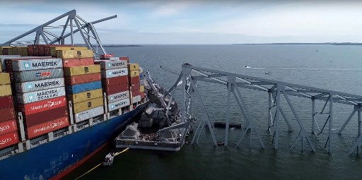 Puing Seberat 200 Ton Diangkut dari Sungai Imbas Jembatan Roboh