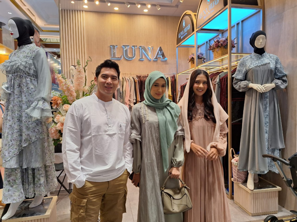 Tangan Kreatif di Balik Koleksi Luna Hijab