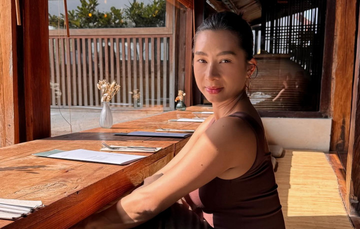 Bagikan Takjil Sambil Gendong Anak, Jennifer Bachdim Panen Pujian