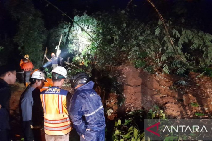 Jalur Penghubung Sukabumi-Bogor Tertutup Longsor