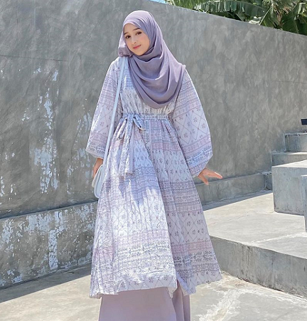 Perpaduan atasan tunik dan rok. (Foto: Dok. Instagram/@nadiraya__)