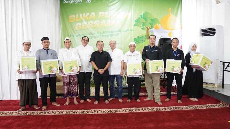 Direktur Human Capital Pangansari Group, Avi Pranantha (tengah) saat memberikan santunan kepada anak yatim 