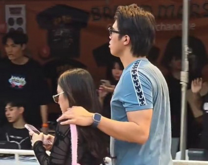 Kemesraan Eca Aura dan El Rumi saat Nonton Konser Bareng