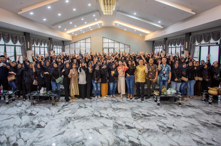 Memberdayakan <i>Emak-emak</i> Memproduksi Kantong Kertas Ramah Lingkungan