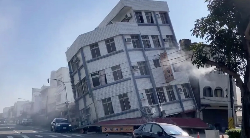Bangunan roboh akibat gempa 7,4 magnitudo yang melanda Taiwan. Foto: TVBS