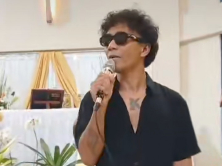 Kaka Slank Nyanyi di Gereja, Beri Penghormatan untuk Almarhum Mertua
