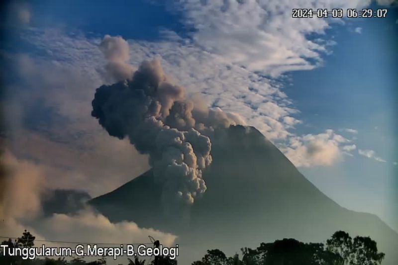 Hujan Abu Guguran Gunung Merapi Melanda Sebagian Kabupaten Magelang