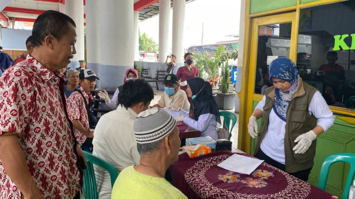 Hadapi Mudik Lebaran, Sopir Bus di Bekasi Dites Kesehatan dan Urine