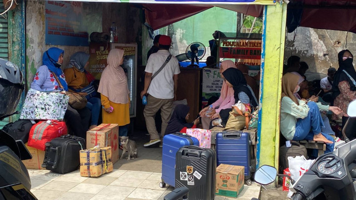 Terminal Induk Kota Bekasi Mulai Dipadati Pemudik Tujuan Jawa dan Sumatra