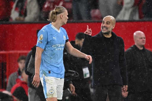 Kebersamaan Erling Haaland dengan Pep Guardiola. (PAUL ELLIS / AFP)