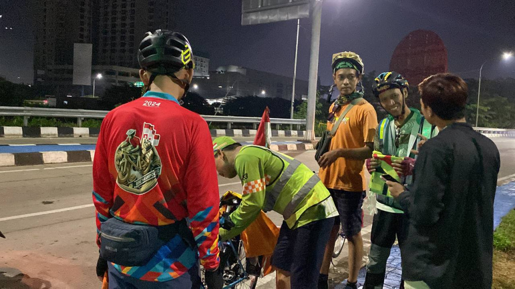 Sejumlah warga memilih mudik ke kampung halaman menggunakan sepeda. Antonio/Medcom.id