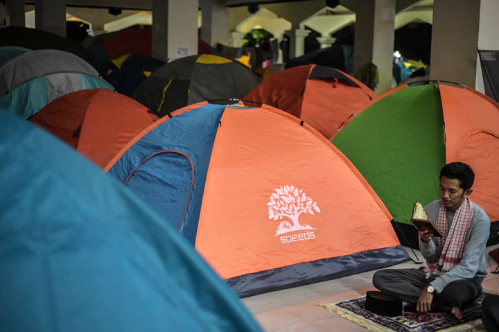 Iktikaf Ramadan, Ratusan Tenda Hiasi Masjid Raya Habiburrahman Bandung