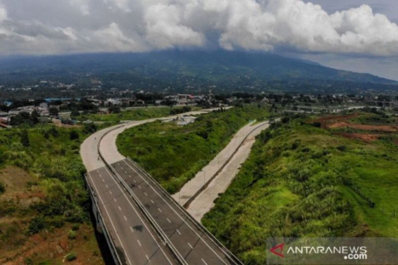 Foto udara proyek Jalan Tol Bogor-Ciawi-Sukabumi (Bocimi) di Cicurug, Kabupaten Sukabumi, Jawa Barat. ANTARA FOTO/Raisan Al Farisi/agr.