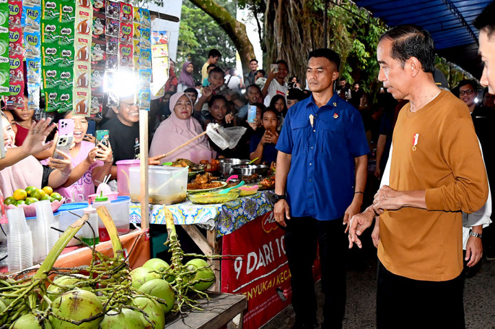 Momen Jokowi Berburu Takjil di Taman Semagor Jambi