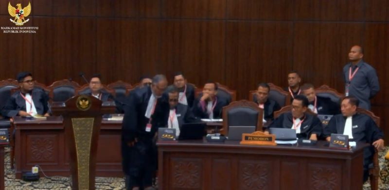Protes Kehadiran Eks Wamenkumham Eddy, Bambang Widjojanto <i>Walk Out</i>
