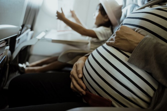 Bumil perlu mengganti posisi duduk maksimal dua jam sekali. Ilustrasi Freepik