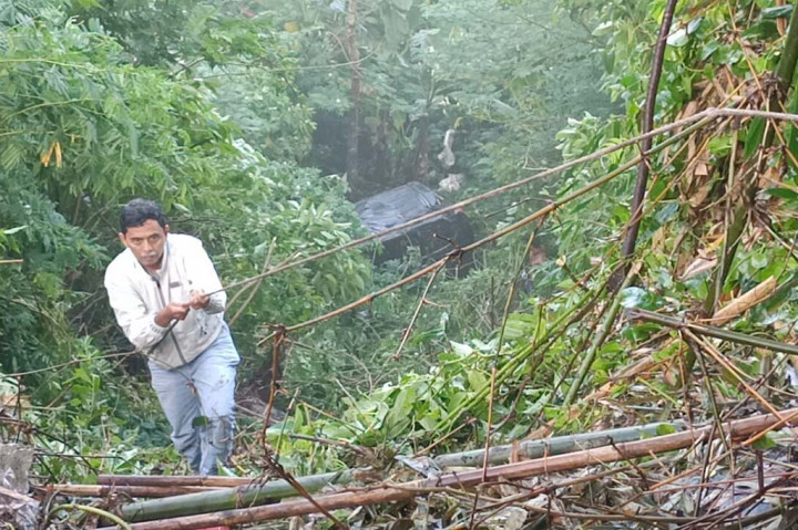 Sebuah Minibus Terjun ke Jurng 20 Meter di Lembang
