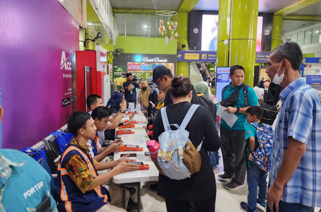 Suasana pemudik Lebrun 2024 di Statiun Gambir, Kamis, 4 April 2024. Foto: Medcom/Imanuel R Matatula