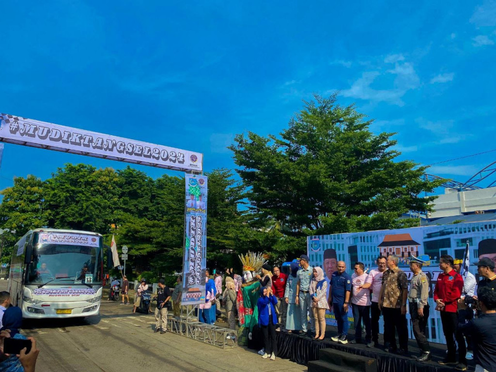 Wali Kota Tangerang Selatan, Benyamin Davnie, melepas ratusan peserta mudik gratis di Terminal Tipe C BSD, Kamis sore, 4 April 2024. Dokumentasi/ istimewa