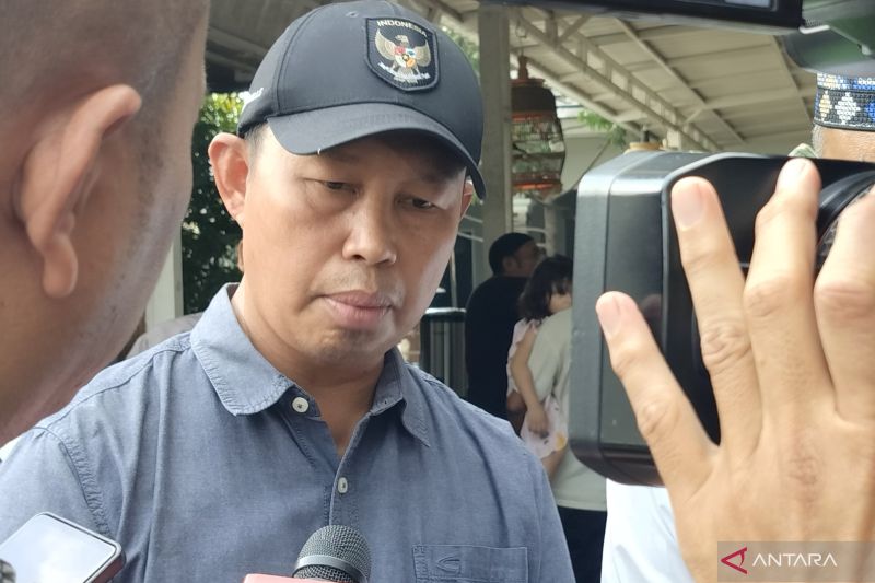 Penjabat Bupati Bogor Asmawa Tosepu di Desa Ciangsana, Gunung Putri, Kabupaten Bogor, Jawa Barat. ANTARA/M Fikri Setiawan.