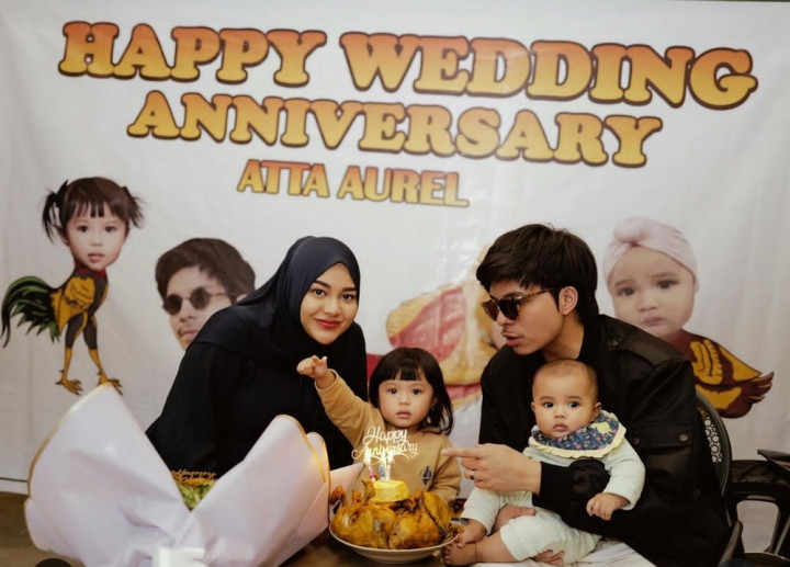 Atta Halilintar dan Aurel Rayakan Hari Jadi Pernikahan di Warung Pecel Lele