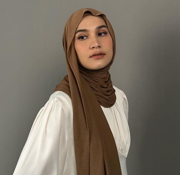 5 Inspirasi Gaya Hijab Kasual yang Nyaman dan Anti-Ribet ala Selebgram