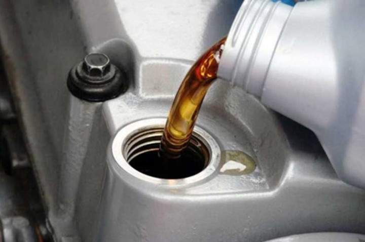 Elektrifikasi Otomotif Dominan, Oli dan Busi Siap-Siap 'Senja'?