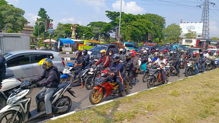 Pemudik Sepeda Motor Mulai Melintasi Cirebon