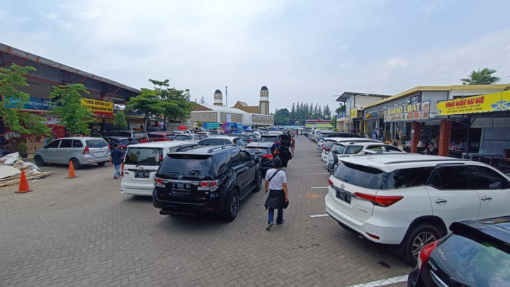 Rest Area 207 Tol Palikanci Padat, Petugas Turun Mengurai