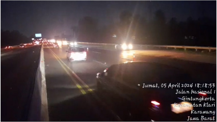 Kendaraan Pemudik Mulai Padat, Petugas Berlakukan <i>Contraflow</i> di Tol Jakarta-Cikampek