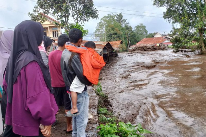 Banjir Lahar Dingin Marapi Putuskan Jalan Lintas Bukittinggi-Padang