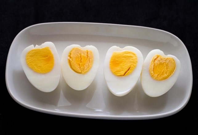 Mengonsumsi telur rebus itu menjadi salah satu cara makan jitu yang singkat. Dok. Freepik