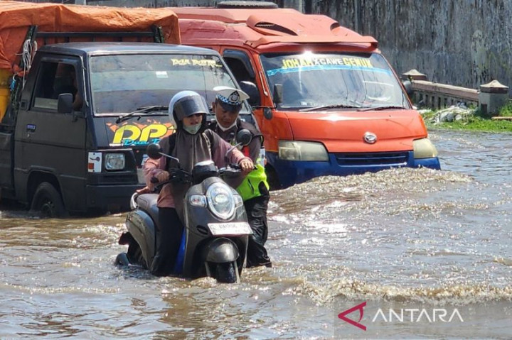 Jalur Mudik Pantura Kaligawe Semarang Terendam Banjir