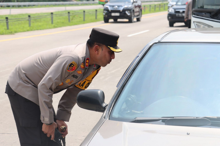 Mobil Pemudik yang Berhenti di Bahu Tol Jadi Penyebab Kemacetan