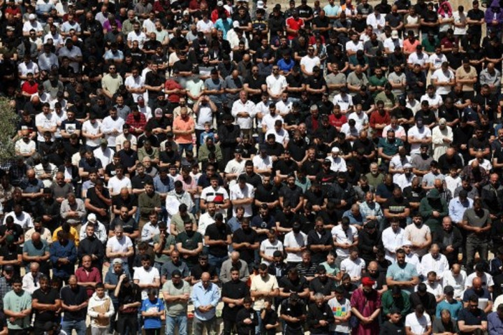 Abaikan Pembatasan Israel, 200.000 Jemaah Salat Tarawih di Masjid Al-Aqsa