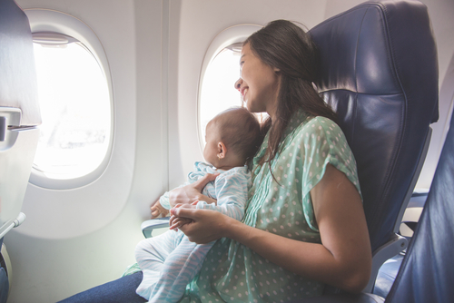 Tips agar bayi tak rewel saat mudik naik pesawat, Foto: Shutterstock