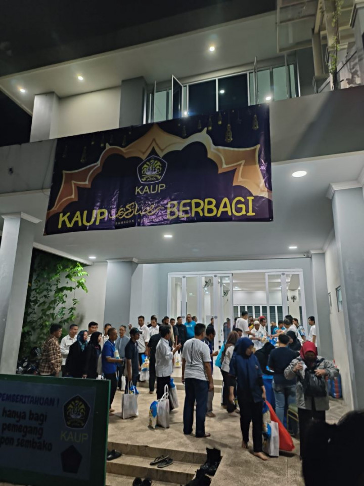 KAUP Bagikan Sembako kepada Penjaga Kamar Jenazah dan Palang Perlintasan Kereta