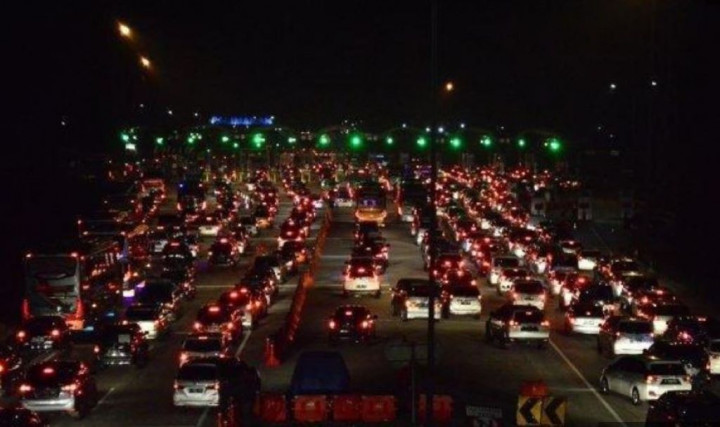 Korlantas Berlakukan <i>Contraflow</i> Tol Jakarta-Cikampek, Mulai KM 36 hingga KM 70