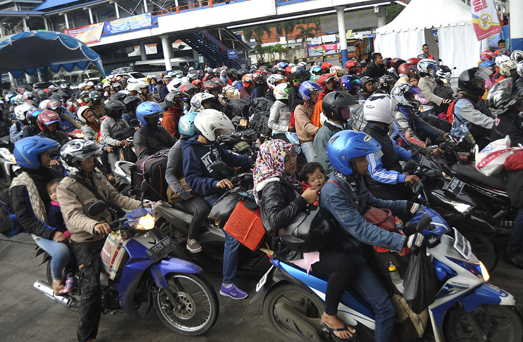 Ratusan pemudik sepeda motor di Pelabuhan Merak. Foto: Antara/Asep Fathulrahman