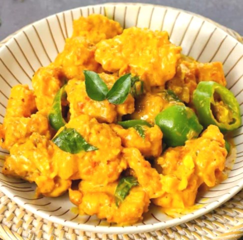 Coba buat kakap goreng yang dibalur dengan saus telur asin ini yuk! Dijamin bikin ketagihan. (Foto: Dok. Endeus TV)