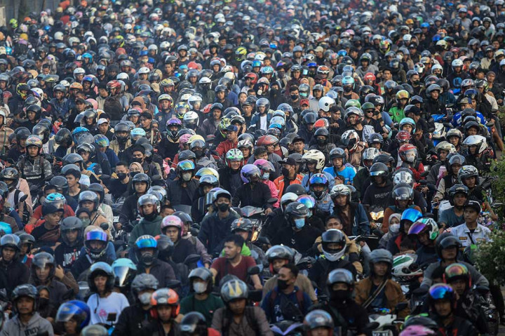 Ribuan Pemudik Motor Terjebak Antrean di Pelabuhan Ciwandan, Beberapa Pingsan