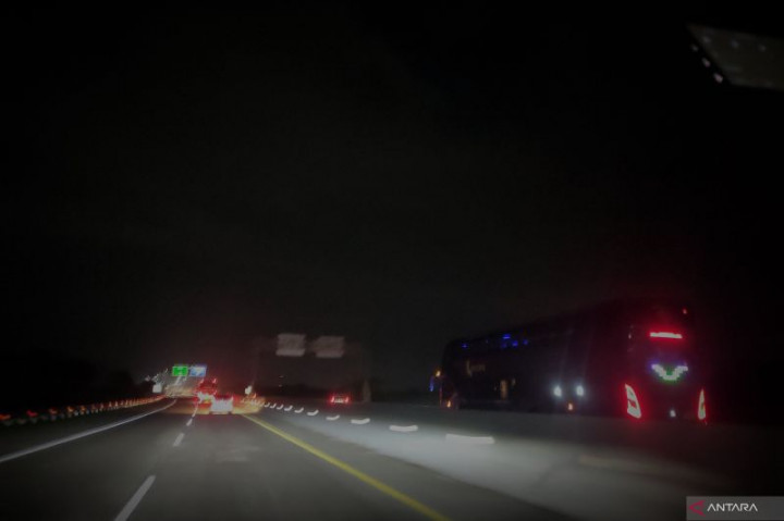 Pemudik Malam Waspada! Tol Trans Jawa Ruas Brebes-Semarang Gelap Gulita