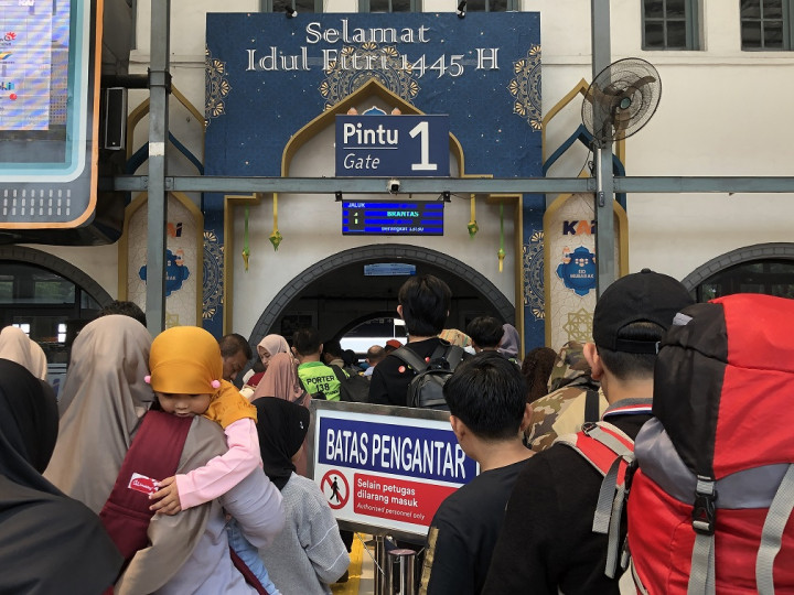 H-2 Lebaran, Pemudik Masih Padati Stasiun Pasar Senen