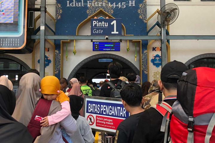 Potret Stasiun Pasar Senen Diserbu Pemudik